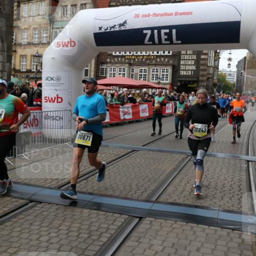05.10.2025 - 20. swb-Marathon Bremen Yannick Fuchs http://msf.ph/oto/9251519 05.10.2025 11:14:00 Ziel 7014, 7410, 9946, 10671, 10756, 10842, 11652, 11653 meine-sportfotos.de