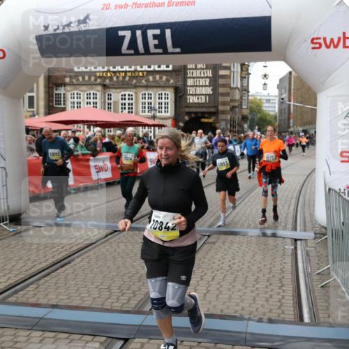 05.10.2025 - 20. swb-Marathon Bremen Yannick Fuchs http://msf.ph/oto/9251527 05.10.2025 11:14:00 Ziel 7014, 7410, 9946, 10671, 10756, 10842, 11652, 11653 meine-sportfotos.de