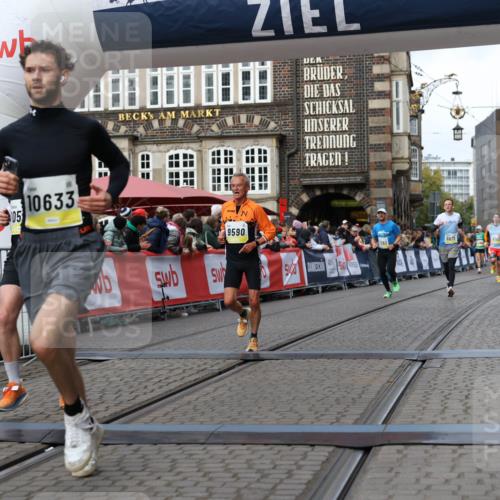 05.10.2025 - 20. swb-Marathon Bremen Yannick Fuchs http://msf.ph/oto/9251529 05.10.2025 10:45:05 Ziel 9590, 9678, 10568, 10633, 10851, 11362 meine-sportfotos.de