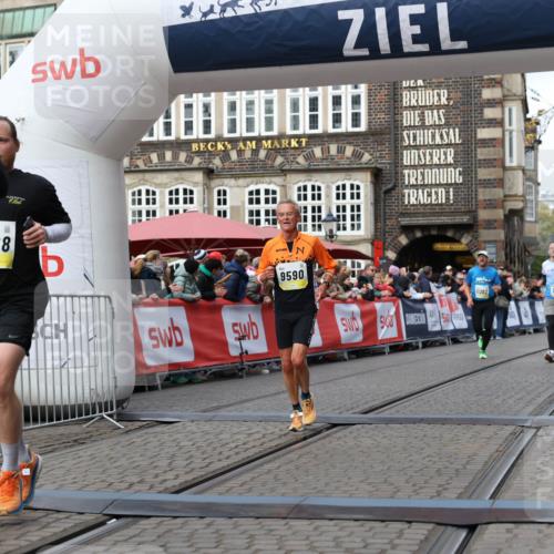 05.10.2025 - 20. swb-Marathon Bremen Yannick Fuchs http://msf.ph/oto/9251538 05.10.2025 10:45:05 Ziel 9590, 9678, 10568, 10633, 10851, 11362 meine-sportfotos.de