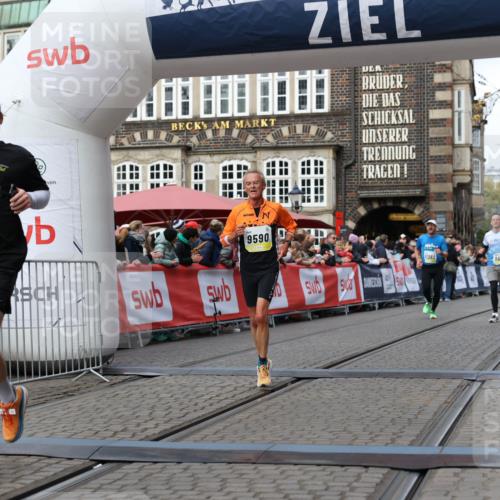 05.10.2025 - 20. swb-Marathon Bremen Yannick Fuchs http://msf.ph/oto/9251548 05.10.2025 10:45:05 Ziel 9590, 9678, 10568, 10633, 10851, 11362 meine-sportfotos.de