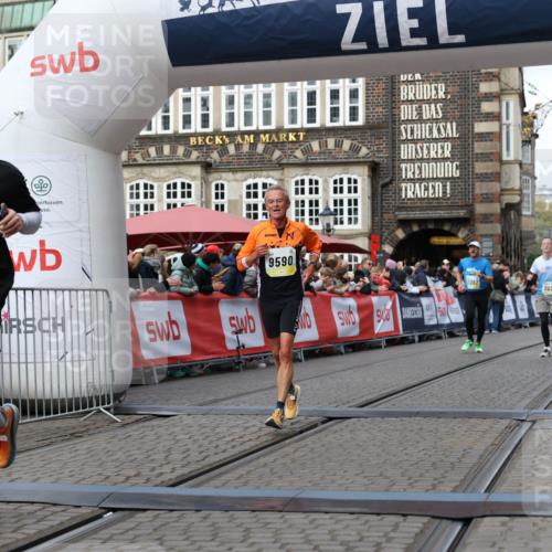 05.10.2025 - 20. swb-Marathon Bremen Yannick Fuchs http://msf.ph/oto/9251560 05.10.2025 10:45:05 Ziel 9590, 9678, 10568, 10633, 10851, 11362 meine-sportfotos.de