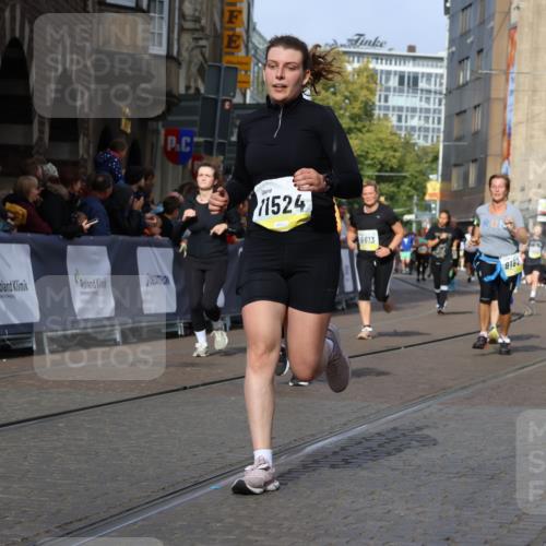 05.10.2025 - 20. swb-Marathon Bremen Strokosch-Dieckow http://msf.ph/oto/9251564 05.10.2025 11:01:10 Ziel 9182, 9443, 9613, 9880, 10477, 10544, 10762, 10914, 11337, 11338, 11524, 11597, 11680, 11719 meine-sportfotos.de