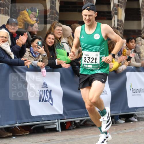 05.10.2025 - 20. swb-Marathon Bremen Strokosch-Dieckow http://msf.ph/oto/9251568 05.10.2025 12:49:28 Ziel 8321 meine-sportfotos.de