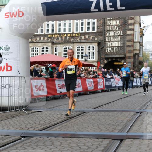 05.10.2025 - 20. swb-Marathon Bremen Yannick Fuchs http://msf.ph/oto/9251571 05.10.2025 10:45:05 Ziel 9590, 9678, 10568, 10633, 10851, 11362 meine-sportfotos.de
