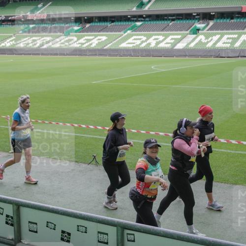 05.10.2025 - 20. swb-Marathon Bremen Michael Burmester http://msf.ph/oto/9251574 05.10.2025 10:41:01 Laufen im Stadion 7706, 8111, 9001, 9178, 9191, 9205, 9217, 9245, 9274, 9306, 9321, 9334, 9353, 9355, 9357, 9438, 9440, 9446, 9466, 9483, 9530, 9537, 9589, 9599, 9605, 9617, 9685, 9690, 9702, 9712, 9757, 9764, 9774, 9804, 9853, 9874, 9877, 9892, 9942, 10001, 10037, 10058, 10081, 10100, 10101, 10135, 10168, 10193, 10235, 10236, 10243, 10295, 10332, 10343, 10419, 10458, 10550, 10563, 10580, 10582, 10585, 10614, 10632, 11090, 11270, 7799, 9241, 9554, 9571, 9619, 9931 meine-sportfotos.de