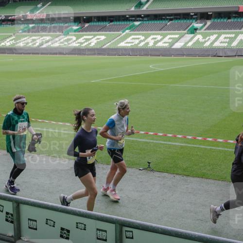 05.10.2025 - 20. swb-Marathon Bremen Michael Burmester http://msf.ph/oto/9251596 05.10.2025 10:41:02 Laufen im Stadion 7706, 8111, 9001, 9178, 9191, 9205, 9217, 9245, 9274, 9306, 9321, 9334, 9353, 9355, 9357, 9438, 9440, 9446, 9466, 9483, 9530, 9537, 9589, 9599, 9605, 9617, 9685, 9690, 9702, 9712, 9757, 9764, 9774, 9804, 9853, 9874, 9877, 9887, 9892, 9942, 10001, 10037, 10058, 10081, 10100, 10101, 10135, 10168, 10193, 10197, 10235, 10236, 10243, 10295, 10330, 10332, 10343, 10419, 10458, 10550, 10563, 10580, 10582, 10585, 10614, 10632, 11090, 11270, 7799, 9241, 9554, 9571, 9619, 9931 meine-sportfotos.de