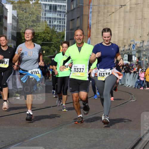 05.10.2025 - 20. swb-Marathon Bremen Strokosch-Dieckow http://msf.ph/oto/9251602 05.10.2025 11:01:12 Ziel 9182, 9443, 9613, 9880, 9925, 10544, 10762, 10914, 11337, 11338, 11524, 11597, 11680 meine-sportfotos.de