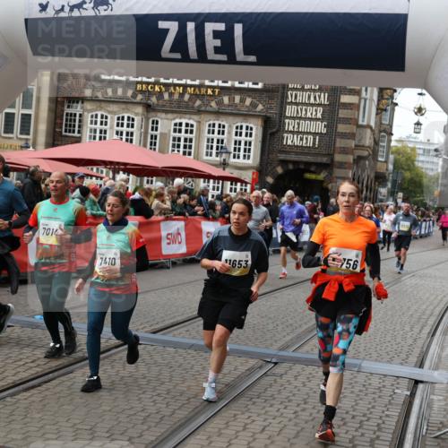 05.10.2025 - 20. swb-Marathon Bremen Yannick Fuchs http://msf.ph/oto/9251605 05.10.2025 11:14:01 Ziel 7014, 7410, 9667, 9946, 10671, 10756, 10842, 11652, 11653 meine-sportfotos.de