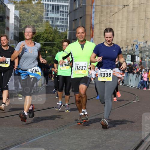 05.10.2025 - 20. swb-Marathon Bremen Strokosch-Dieckow http://msf.ph/oto/9251623 05.10.2025 11:01:12 Ziel 9182, 9443, 9613, 9880, 9925, 10544, 10762, 10914, 11337, 11338, 11524, 11597, 11680 meine-sportfotos.de