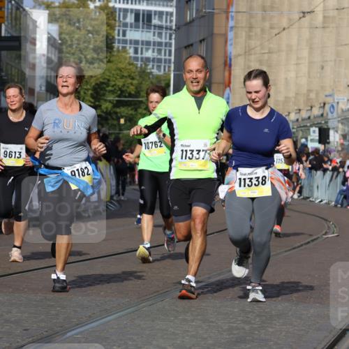 05.10.2025 - 20. swb-Marathon Bremen Strokosch-Dieckow http://msf.ph/oto/9251661 05.10.2025 11:01:12 Ziel 9182, 9443, 9613, 9880, 9925, 10544, 10762, 10914, 11337, 11338, 11524, 11597, 11680 meine-sportfotos.de