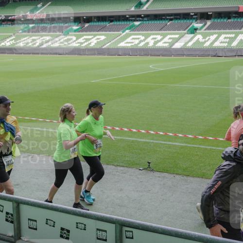 05.10.2025 - 20. swb-Marathon Bremen Michael Burmester http://msf.ph/oto/9251680 05.10.2025 10:41:05 Laufen im Stadion 7706, 8111, 9001, 9178, 9191, 9205, 9217, 9245, 9274, 9306, 9321, 9334, 9353, 9355, 9357, 9401, 9438, 9440, 9446, 9466, 9483, 9530, 9537, 9589, 9599, 9605, 9617, 9685, 9690, 9702, 9712, 9757, 9764, 9774, 9804, 9853, 9874, 9877, 9887, 9892, 9942, 10001, 10037, 10058, 10081, 10100, 10101, 10135, 10152, 10168, 10197, 10235, 10236, 10243, 10249, 10295, 10330, 10332, 10343, 10419, 10458, 10550, 10563, 10580, 10582, 10585, 10614, 10632, 7799, 9619 meine-sportfotos.de