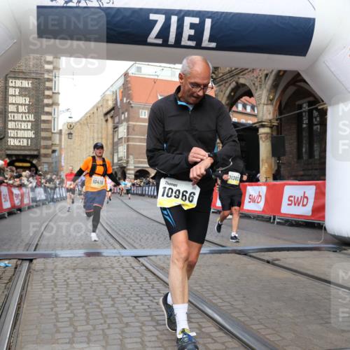 05.10.2025 - 20. swb-Marathon Bremen Yannick Fuchs http://msf.ph/oto/9251694 05.10.2025 10:53:54 Ziel 9494, 9934, 10020, 10416, 10906, 10966, 11141, 11383 meine-sportfotos.de