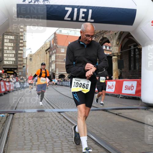 05.10.2025 - 20. swb-Marathon Bremen Yannick Fuchs http://msf.ph/oto/9251708 05.10.2025 10:53:55 Ziel 9494, 9934, 10020, 10416, 10696, 10906, 10966, 11141, 11383, 11445 meine-sportfotos.de