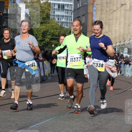 05.10.2025 - 20. swb-Marathon Bremen Strokosch-Dieckow http://msf.ph/oto/9251723 05.10.2025 11:01:12 Ziel 9182, 9443, 9613, 9880, 9925, 10544, 10762, 10914, 11337, 11338, 11524, 11597, 11680 meine-sportfotos.de