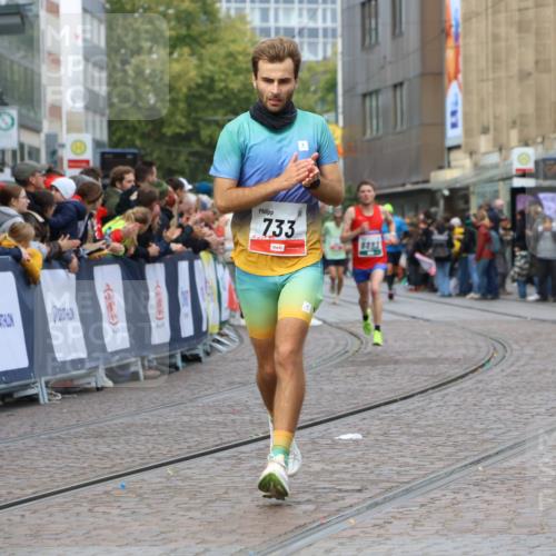 05.10.2025 - 20. swb-Marathon Bremen Strokosch-Dieckow http://msf.ph/oto/9251731 05.10.2025 12:49:54 Ziel 733, 8883 meine-sportfotos.de