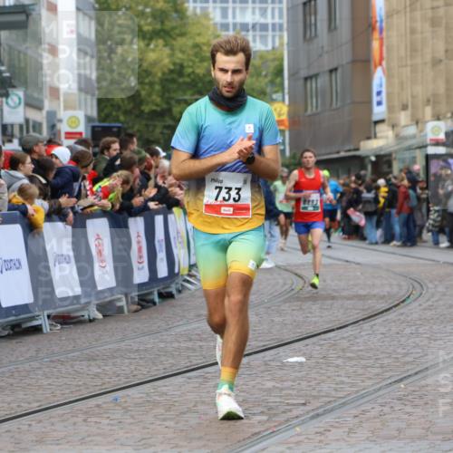 05.10.2025 - 20. swb-Marathon Bremen Strokosch-Dieckow http://msf.ph/oto/9251759 05.10.2025 12:49:54 Ziel 733, 8883 meine-sportfotos.de