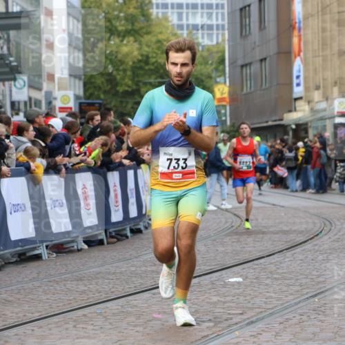 05.10.2025 - 20. swb-Marathon Bremen Strokosch-Dieckow http://msf.ph/oto/9251779 05.10.2025 12:49:54 Ziel 733, 8883 meine-sportfotos.de