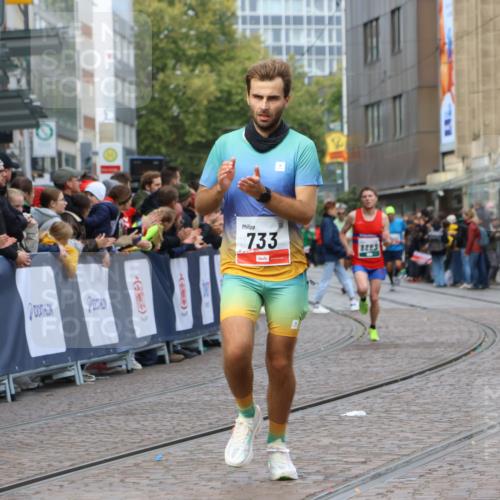 05.10.2025 - 20. swb-Marathon Bremen Strokosch-Dieckow http://msf.ph/oto/9251798 05.10.2025 12:49:54 Ziel 733, 8883 meine-sportfotos.de