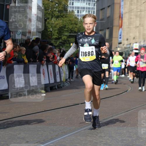 05.10.2025 - 20. swb-Marathon Bremen Strokosch-Dieckow http://msf.ph/oto/9251811 05.10.2025 11:01:18 Ziel 9613, 9925, 10544, 10762, 11680, 11688 meine-sportfotos.de