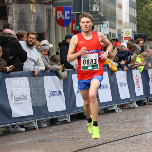 05.10.2025 - 20. swb-Marathon Bremen Strokosch-Dieckow http://msf.ph/oto/9251816 05.10.2025 12:49:59 Ziel 8883 meine-sportfotos.de
