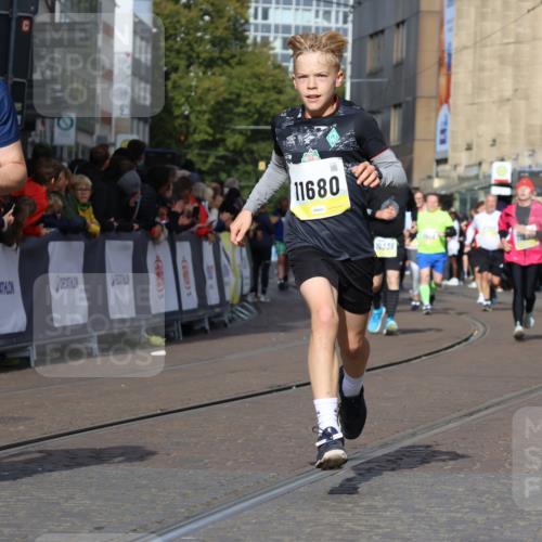 05.10.2025 - 20. swb-Marathon Bremen Strokosch-Dieckow http://msf.ph/oto/9251835 05.10.2025 11:01:18 Ziel 9613, 9925, 10544, 10762, 11680, 11688 meine-sportfotos.de