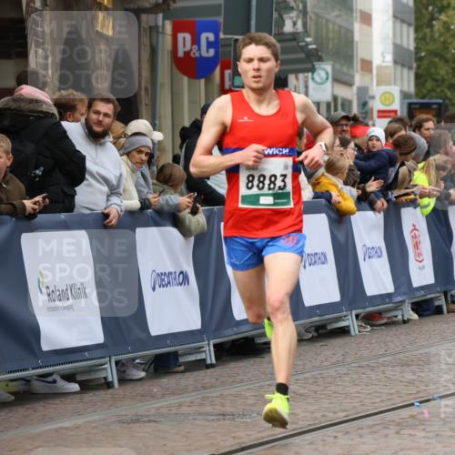 05.10.2025 - 20. swb-Marathon Bremen Strokosch-Dieckow http://msf.ph/oto/9251838 05.10.2025 12:49:59 Ziel 8883 meine-sportfotos.de