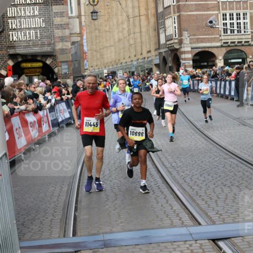 05.10.2025 - 20. swb-Marathon Bremen Yannick Fuchs http://msf.ph/oto/9251847 05.10.2025 10:53:57 Ziel 9494, 9701, 9934, 10020, 10416, 10696, 10906, 10966, 11141, 11383, 11445, 11533 meine-sportfotos.de