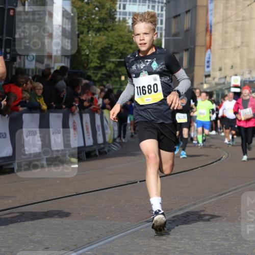 05.10.2025 - 20. swb-Marathon Bremen Strokosch-Dieckow http://msf.ph/oto/9251860 05.10.2025 11:01:18 Ziel 9613, 9925, 10544, 10762, 11680, 11688 meine-sportfotos.de