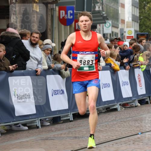 05.10.2025 - 20. swb-Marathon Bremen Strokosch-Dieckow http://msf.ph/oto/9251862 05.10.2025 12:49:59 Ziel 8883 meine-sportfotos.de