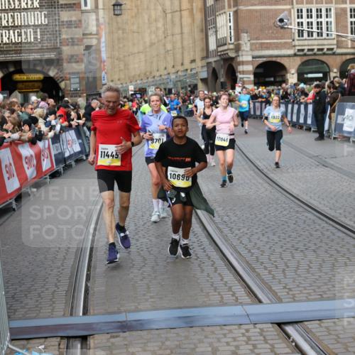 05.10.2025 - 20. swb-Marathon Bremen Yannick Fuchs http://msf.ph/oto/9251878 05.10.2025 10:53:57 Ziel 9494, 9701, 9934, 10020, 10416, 10696, 10906, 10966, 11141, 11383, 11445, 11533 meine-sportfotos.de