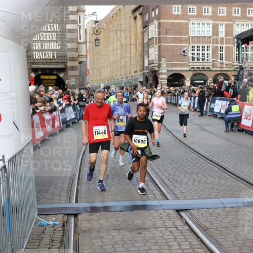 05.10.2025 - 20. swb-Marathon Bremen Yannick Fuchs http://msf.ph/oto/9251904 05.10.2025 10:53:58 Ziel 9494, 9701, 9934, 10046, 10416, 10616, 10696, 10906, 10966, 11141, 11383, 11445, 11533 meine-sportfotos.de