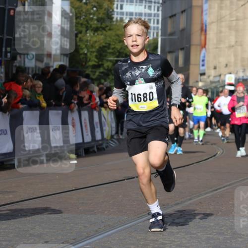 05.10.2025 - 20. swb-Marathon Bremen Strokosch-Dieckow http://msf.ph/oto/9251912 05.10.2025 11:01:19 Ziel 9925, 10762, 11680, 11688 meine-sportfotos.de
