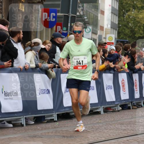 05.10.2025 - 20. swb-Marathon Bremen Strokosch-Dieckow http://msf.ph/oto/9251916 05.10.2025 12:50:09 Ziel 141, 1617, 2056, 8613 meine-sportfotos.de