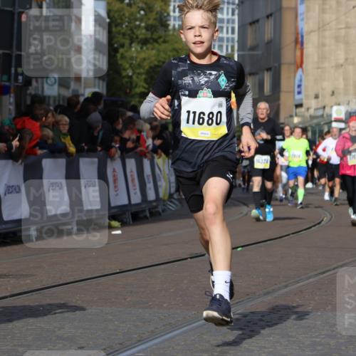 05.10.2025 - 20. swb-Marathon Bremen Strokosch-Dieckow http://msf.ph/oto/9251946 05.10.2025 11:01:19 Ziel 9925, 10762, 11680, 11688 meine-sportfotos.de