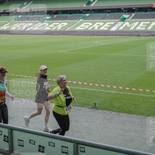 05.10.2025 - 20. swb-Marathon Bremen Michael Burmester http://msf.ph/oto/9251950 05.10.2025 10:41:14 Laufen im Stadion 7706, 8111, 9001, 9178, 9191, 9205, 9217, 9245, 9265, 9274, 9306, 9321, 9334, 9353, 9355, 9357, 9401, 9438, 9446, 9466, 9483, 9530, 9537, 9538, 9589, 9599, 9605, 9617, 9685, 9702, 9712, 9757, 9764, 9774, 9804, 9853, 9874, 9877, 9887, 9892, 9942, 10037, 10051, 10058, 10081, 10095, 10100, 10101, 10132, 10152, 10197, 10212, 10235, 10236, 10249, 10295, 10330, 10332, 10458, 10550, 10582, 10585, 10614, 10632 meine-sportfotos.de
