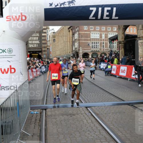 05.10.2025 - 20. swb-Marathon Bremen Yannick Fuchs http://msf.ph/oto/9251954 05.10.2025 10:53:58 Ziel 9494, 9701, 9934, 10046, 10416, 10616, 10696, 10906, 10966, 11141, 11383, 11445, 11533 meine-sportfotos.de