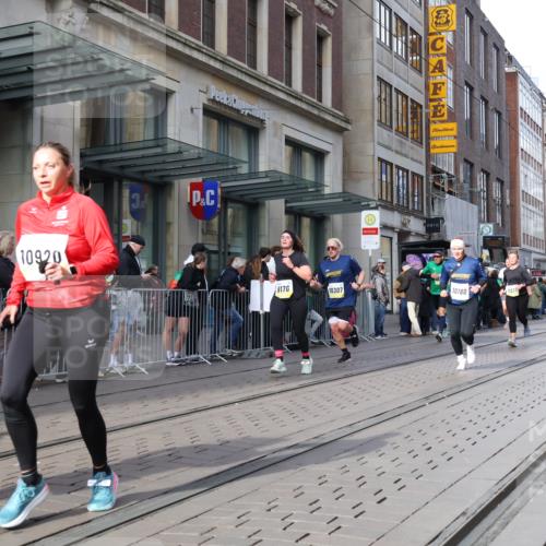05.10.2025 - 20. swb-Marathon Bremen Strokosch-Dieckow http://msf.ph/oto/9251978 05.10.2025 10:54:50 Ziel 9176, 9201, 9318, 9350, 9475, 9514, 9654, 9791, 9881, 9933, 10003, 10014, 10034, 10116, 10180, 10307, 10326, 10920, 10970, 11042, 11115, 11140, 11317, 11320, 11363, 11507, 11523, 11702, 9176, 9201, 9318, 9350, 9475, 9514, 9654, 9791, 9881, 9933, 10003, 10014, 10034, 10116, 10180, 10307, 10326, 10920, 10970, 11042, 11115, 11140, 11317, 11320, 11363, 11507, 11523 meine-sportfotos.de