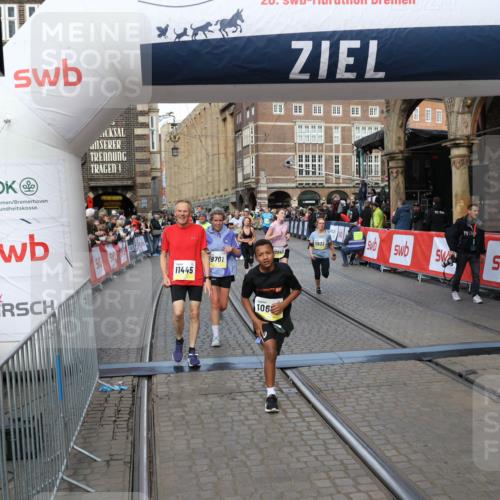 05.10.2025 - 20. swb-Marathon Bremen Yannick Fuchs http://msf.ph/oto/9251980 05.10.2025 10:53:59 Ziel 9456, 9494, 9701, 10046, 10416, 10616, 10696, 10966, 11141, 11383, 11445, 11533 meine-sportfotos.de