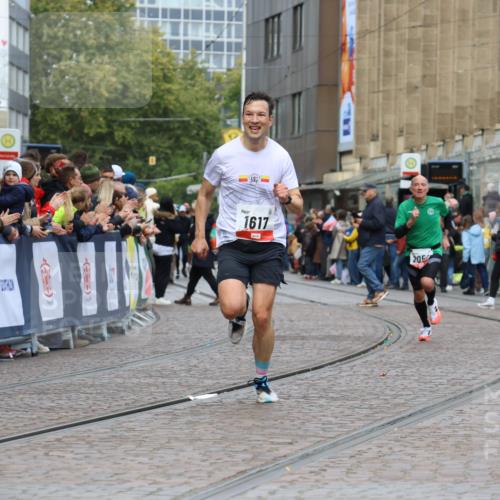 05.10.2025 - 20. swb-Marathon Bremen Strokosch-Dieckow http://msf.ph/oto/9251989 05.10.2025 12:50:14 Ziel 1617, 2054, 2056, 8613 meine-sportfotos.de