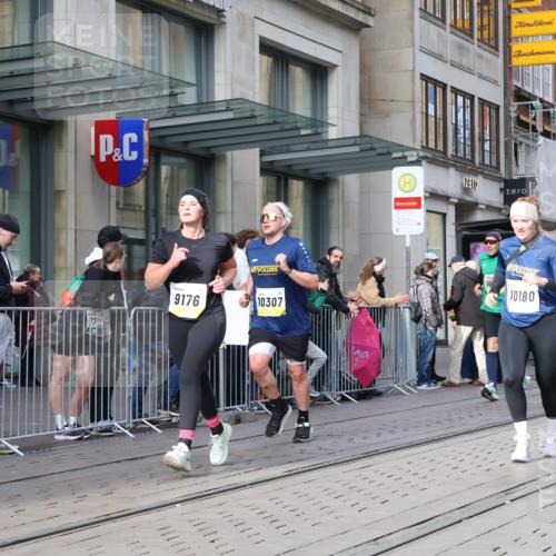 05.10.2025 - 20. swb-Marathon Bremen Strokosch-Dieckow http://msf.ph/oto/9251991 05.10.2025 10:54:50 Ziel 9176, 9201, 9318, 9350, 9475, 9514, 9654, 9791, 9881, 9933, 10003, 10014, 10034, 10116, 10180, 10307, 10326, 10920, 10970, 11042, 11115, 11140, 11317, 11320, 11363, 11507, 11523, 11702, 9176, 9201, 9318, 9350, 9475, 9514, 9654, 9791, 9881, 9933, 10003, 10014, 10034, 10116, 10180, 10307, 10326, 10920, 10970, 11042, 11115, 11140, 11317, 11320, 11363, 11507, 11523 meine-sportfotos.de
