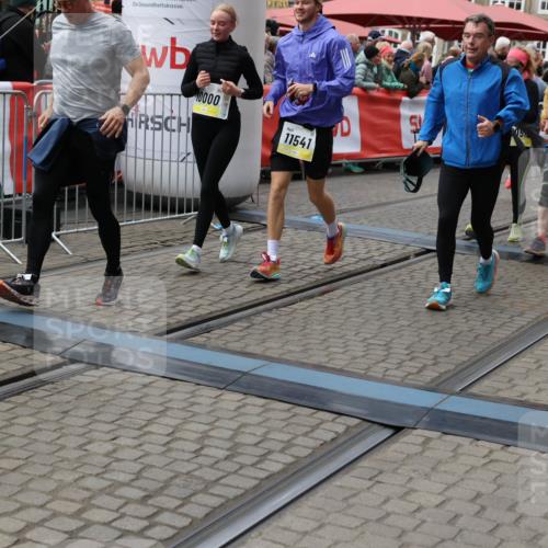 05.10.2025 - 20. swb-Marathon Bremen Yannick Fuchs http://msf.ph/oto/9252005 05.10.2025 11:14:06 Ziel 7014, 7410, 9012, 9342, 9631, 9667, 10000, 10036, 10512, 10721, 10756, 11541, 11548, 11652, 11653 meine-sportfotos.de