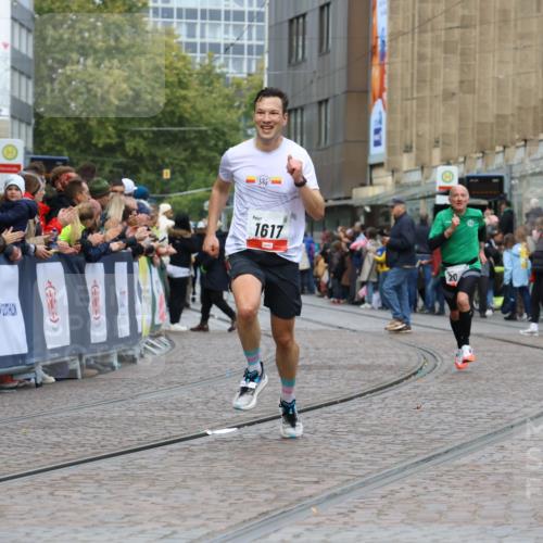 05.10.2025 - 20. swb-Marathon Bremen Strokosch-Dieckow http://msf.ph/oto/9252010 05.10.2025 12:50:14 Ziel 1617, 2054, 2056, 8613 meine-sportfotos.de