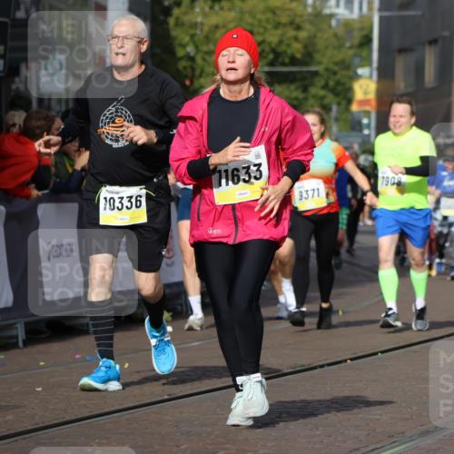05.10.2025 - 20. swb-Marathon Bremen Strokosch-Dieckow http://msf.ph/oto/9252020 05.10.2025 11:01:25 Ziel 7908, 9286, 9371, 10157, 10336, 11194, 11493, 11633 meine-sportfotos.de