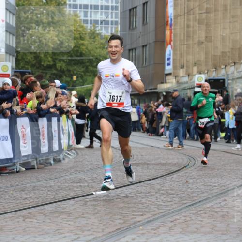 05.10.2025 - 20. swb-Marathon Bremen Strokosch-Dieckow http://msf.ph/oto/9252031 05.10.2025 12:50:14 Ziel 1617, 2054, 2056, 8613 meine-sportfotos.de