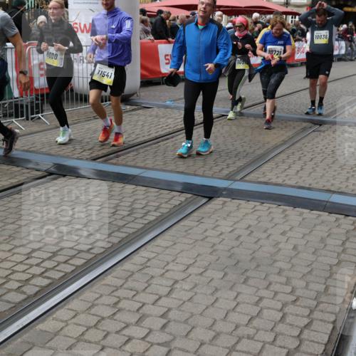 05.10.2025 - 20. swb-Marathon Bremen Yannick Fuchs http://msf.ph/oto/9252035 05.10.2025 11:14:07 Ziel 7014, 7410, 9012, 9342, 9631, 9667, 10000, 10036, 10512, 10721, 10756, 11541, 11548, 11652, 11653 meine-sportfotos.de