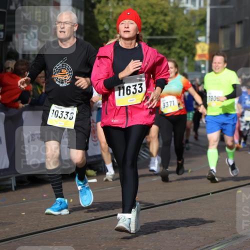 05.10.2025 - 20. swb-Marathon Bremen Strokosch-Dieckow http://msf.ph/oto/9252038 05.10.2025 11:01:25 Ziel 7908, 9286, 9371, 10157, 10336, 11194, 11493, 11633 meine-sportfotos.de