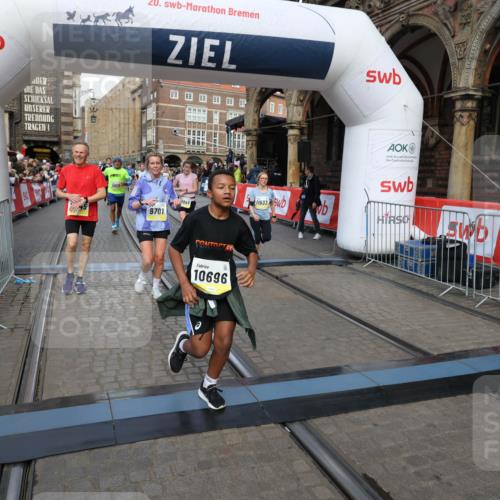 05.10.2025 - 20. swb-Marathon Bremen Yannick Fuchs http://msf.ph/oto/9252052 05.10.2025 10:54:00 Ziel 9456, 9494, 9701, 10046, 10416, 10484, 10616, 10696, 10966, 11141, 11383, 11445, 11533 meine-sportfotos.de