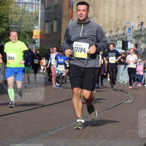 05.10.2025 - 20. swb-Marathon Bremen Strokosch-Dieckow http://msf.ph/oto/9252059 05.10.2025 11:01:27 Ziel 7908, 9286, 9322, 9371, 10157, 10336, 11194, 11493, 11633 meine-sportfotos.de