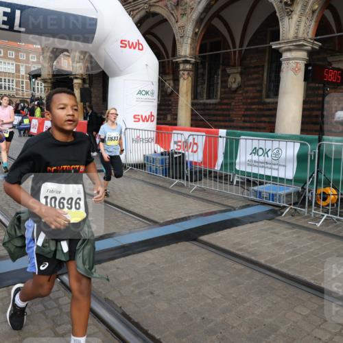 05.10.2025 - 20. swb-Marathon Bremen Yannick Fuchs http://msf.ph/oto/9252076 05.10.2025 10:54:01 Ziel 9456, 9548, 9701, 10046, 10416, 10484, 10616, 10696, 10785, 11141, 11383, 11445, 11533 meine-sportfotos.de